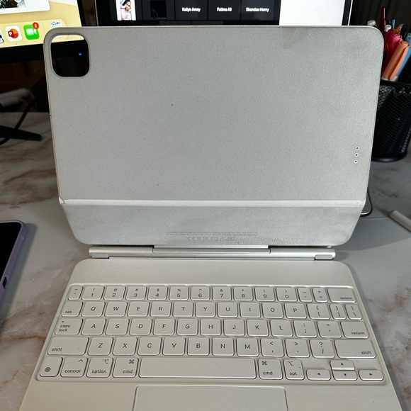 11 inch Apple Magic Keyboard - Picture 2 of 3